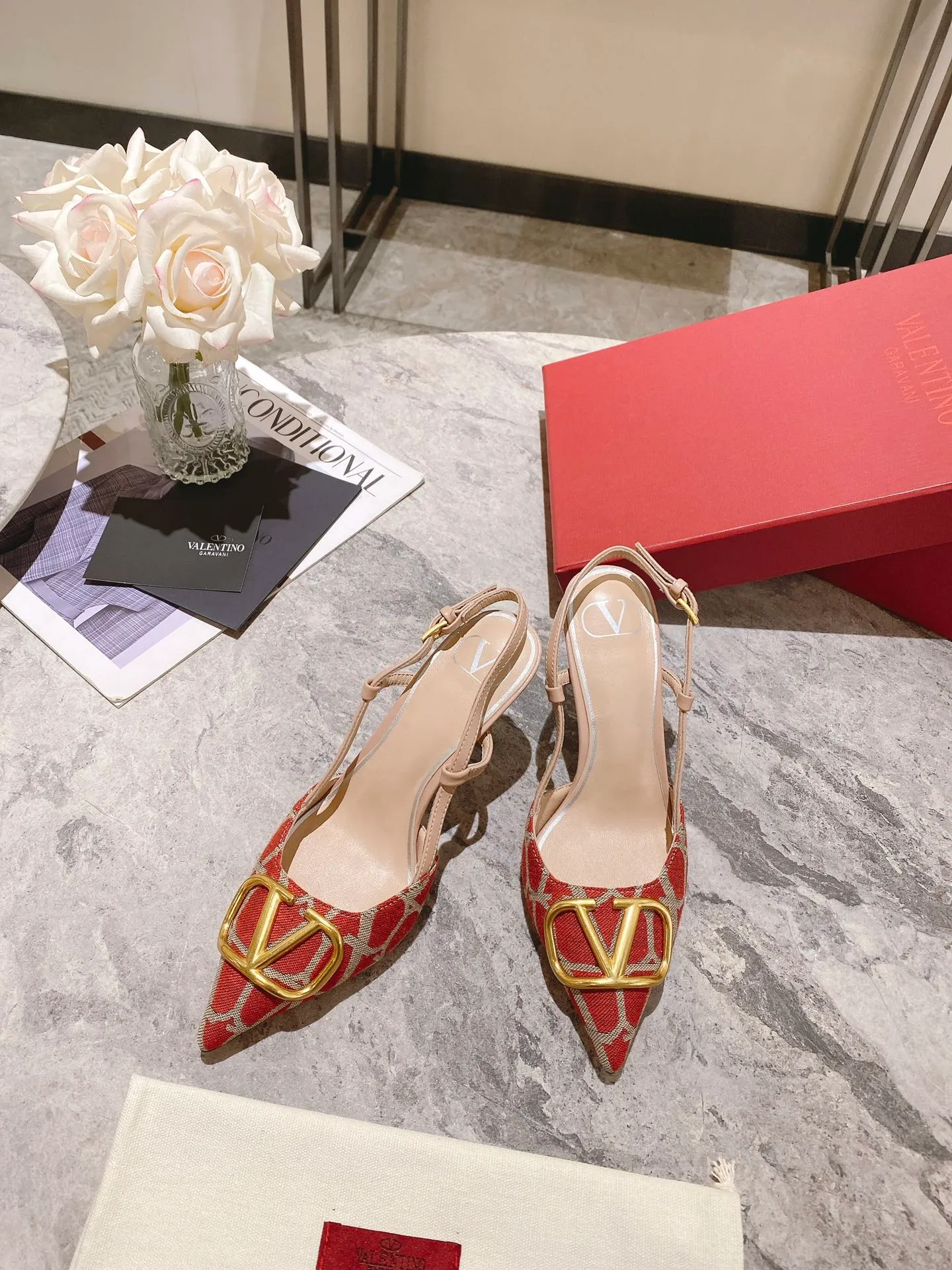 👟👟Ex-factory price 440👟👟 Genuine leather sole +40 Top version 𝑉𝐴𝐿𝐸𝑁𝑇𝐼𝑁𝑂 Valentino 2023 spring and summer new women's 5⃣️color empty back sandals The unique [V logo fabric printing pattern] brings out a full sense of high-end, and the new season will live up to expectations! Worth buying★Absolutely high-grade❥Original method, Absolutely sensual❥Elegant style, creating a different feeling, simple and elegant style!  Code number: 35-41 (34-42 customized) Fabric: Fabric printed cloth Lining: Sheepskin lining Heel height: 3 options 5cm-8cm-10cm Leather outsole Rubber outsole